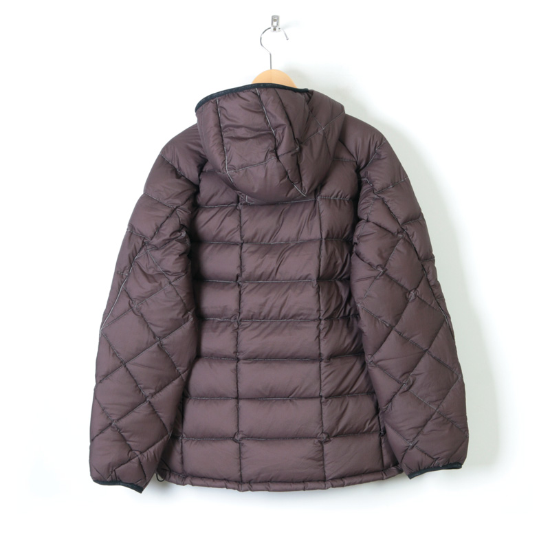 and wander (アンドワンダー) diamond stitch down jacket