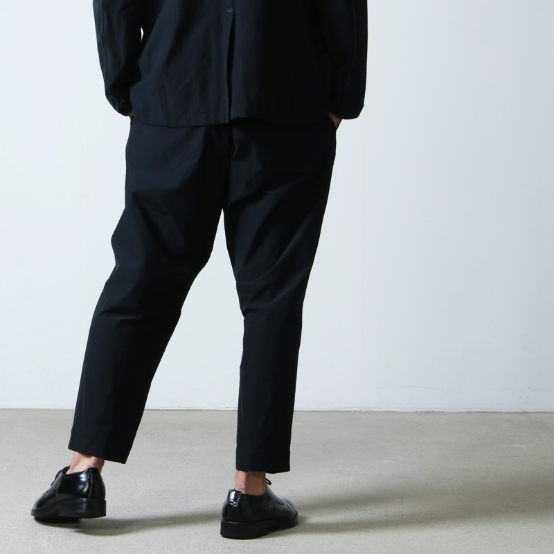 and wander (アンドワンダー) plain tapered stretch pants / プレーン