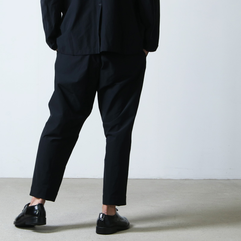 and wander(ɥ) plain tapered stretch pants