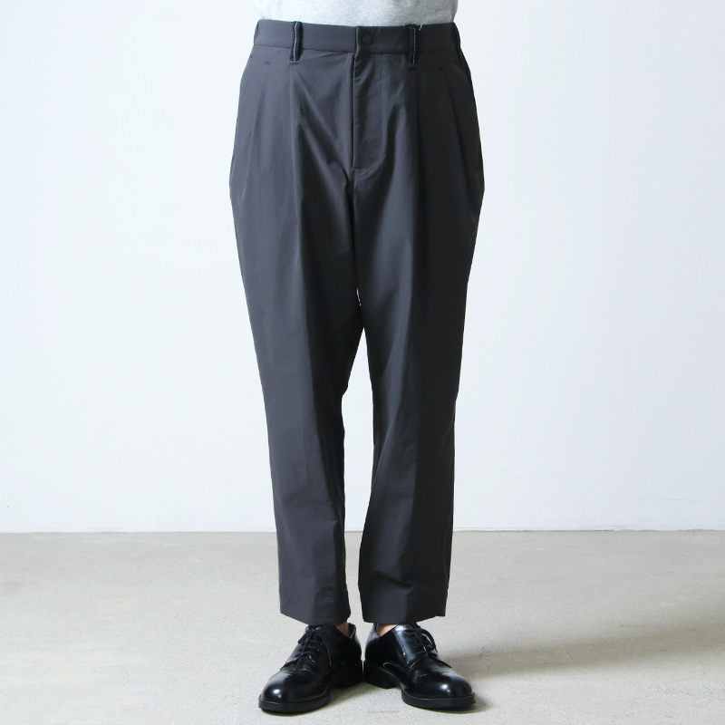 and wander(ɥ) plain tapered stretch pants