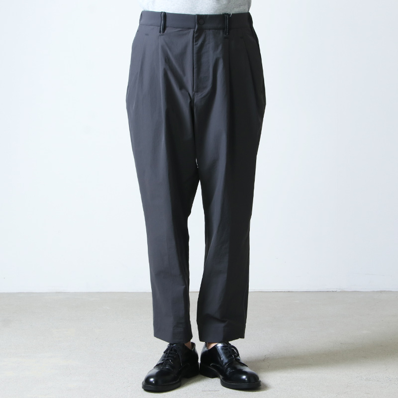 and wander (アンドワンダー) plain tapered stretch pants