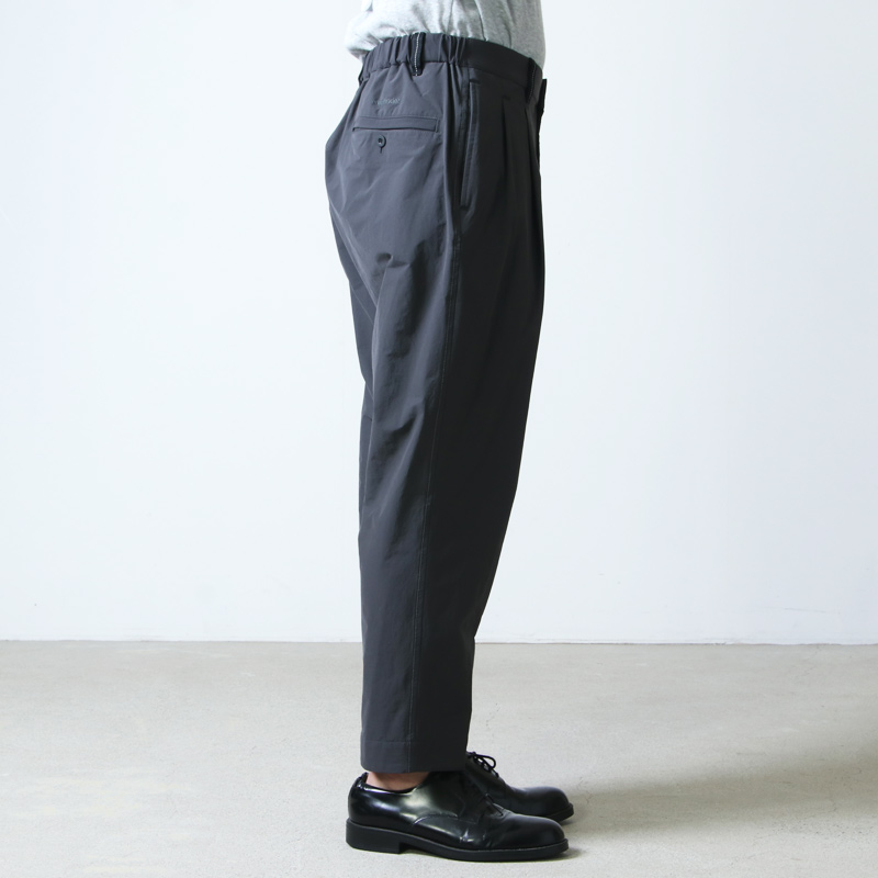 and wander (アンドワンダー) plain tapered stretch pants / プレーン