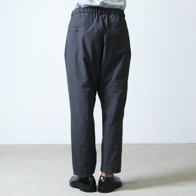 and wander (アンドワンダー) plain tapered stretch pants / プレーン