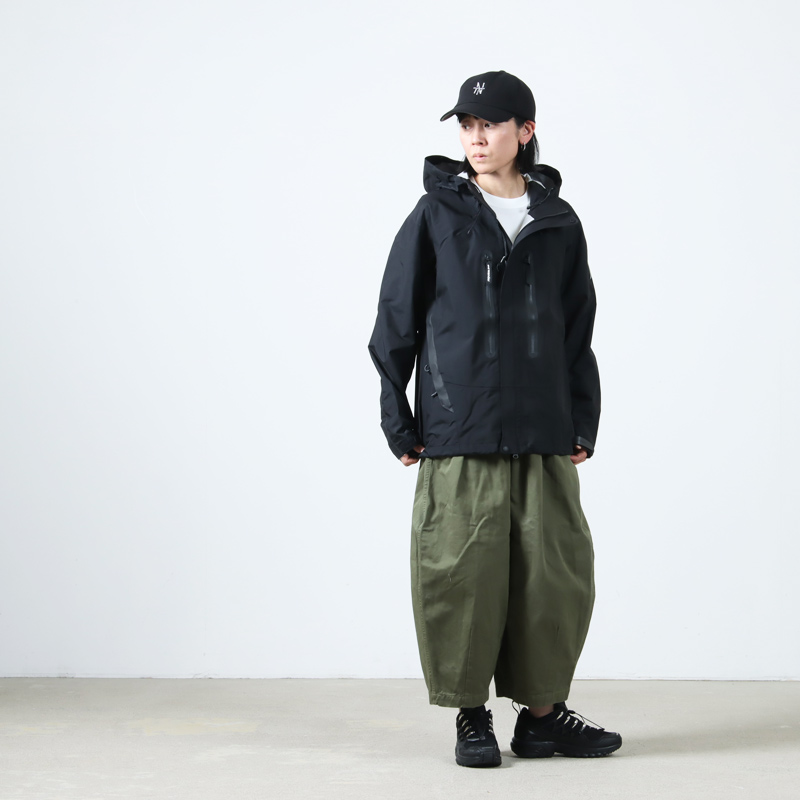 and wander(ɥ) 2.5L hiker rain jacket