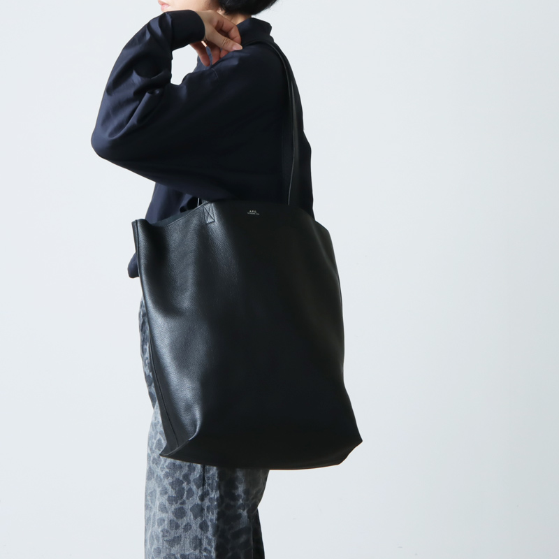 【A.P.C.】★送料・関税込★カバスマイクトートバッグ 40%OFF】A.P.C. アー ペー セー シンセティック トートバッグ