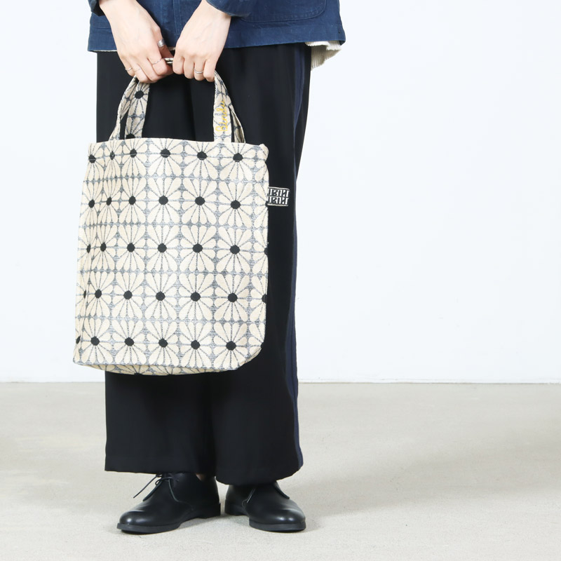 BINDU(�ӥ�ɥ���) Cup Flower Jacquard Reverse Tote