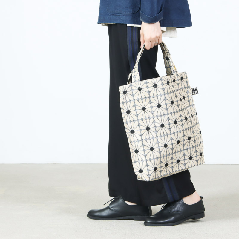 BINDU(�ӥ�ɥ���) Cup Flower Jacquard Reverse Tote