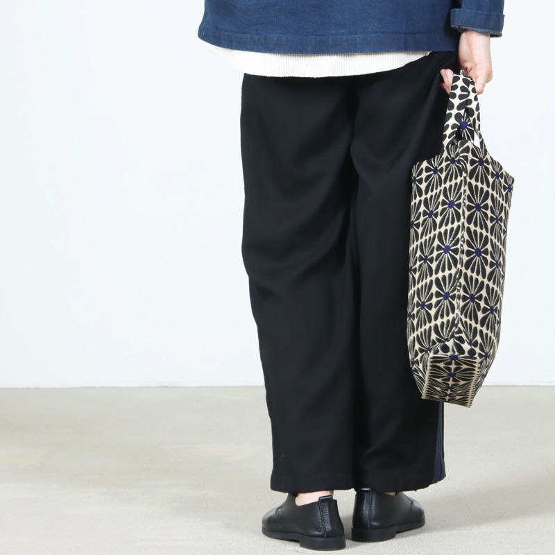 BINDU(�ӥ�ɥ���) Cup Flower Jacquard Reverse Tote