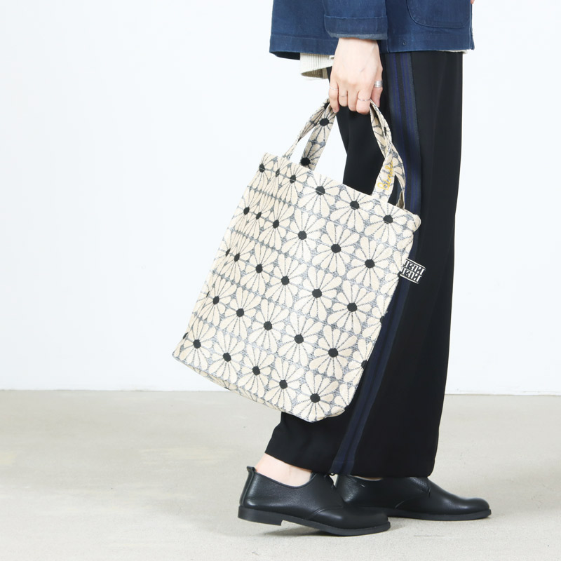 BINDU(�ӥ�ɥ���) Cup Flower Jacquard Reverse Tote