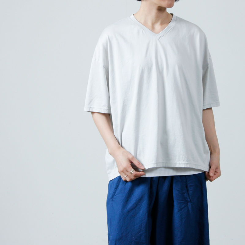 Commencement(󥹥) V-neck round tee