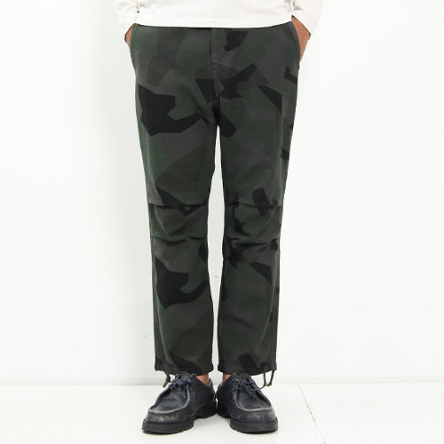 CURLY (꡼) REV CAMO TROUSERS
