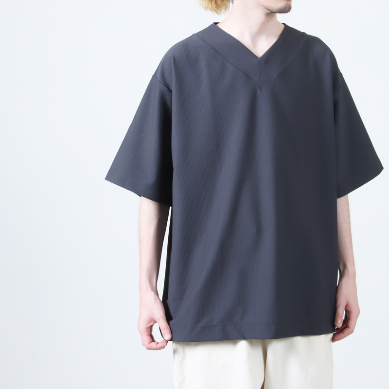 CURLY(꡼) SEERSUCKER V-NECK TEE