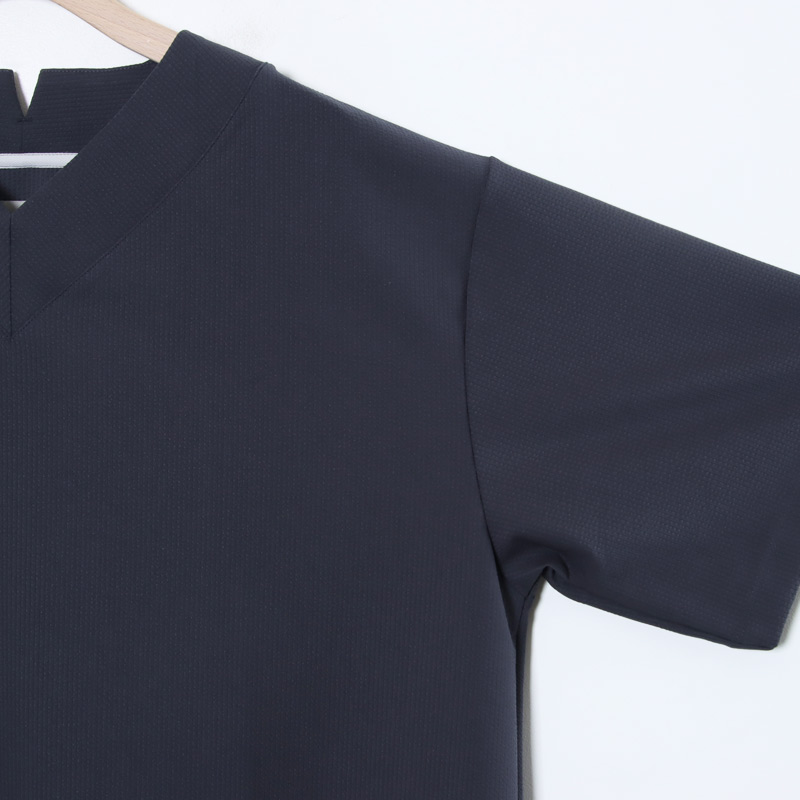 CURLY(꡼) SEERSUCKER V-NECK TEE
