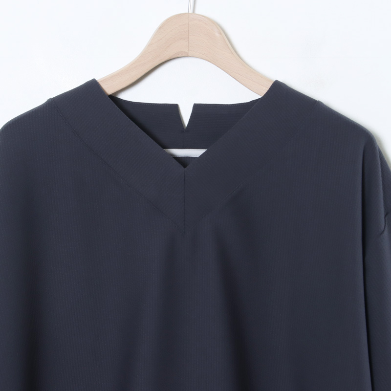 CURLY(꡼) SEERSUCKER V-NECK TEE