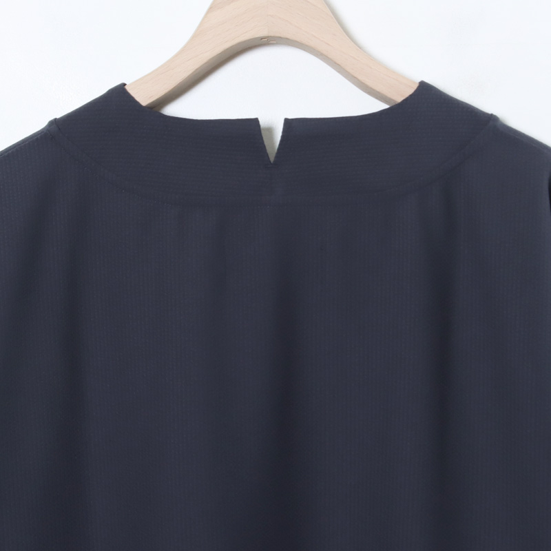 CURLY(꡼) SEERSUCKER V-NECK TEE