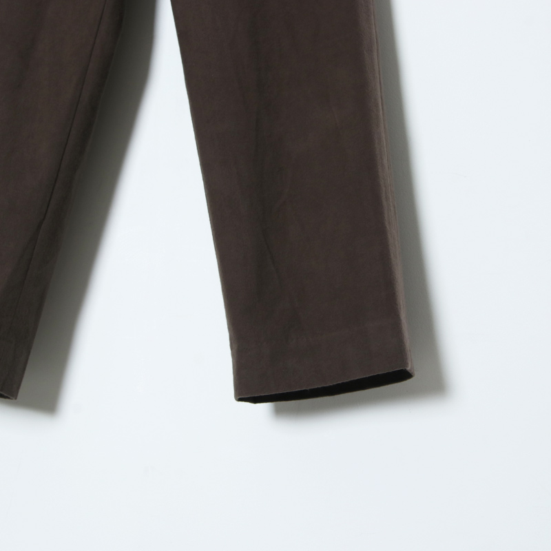 YAECA (ヤエカ) CHINO CLOTH PANTS TUCK TAPERED kusaki brown 