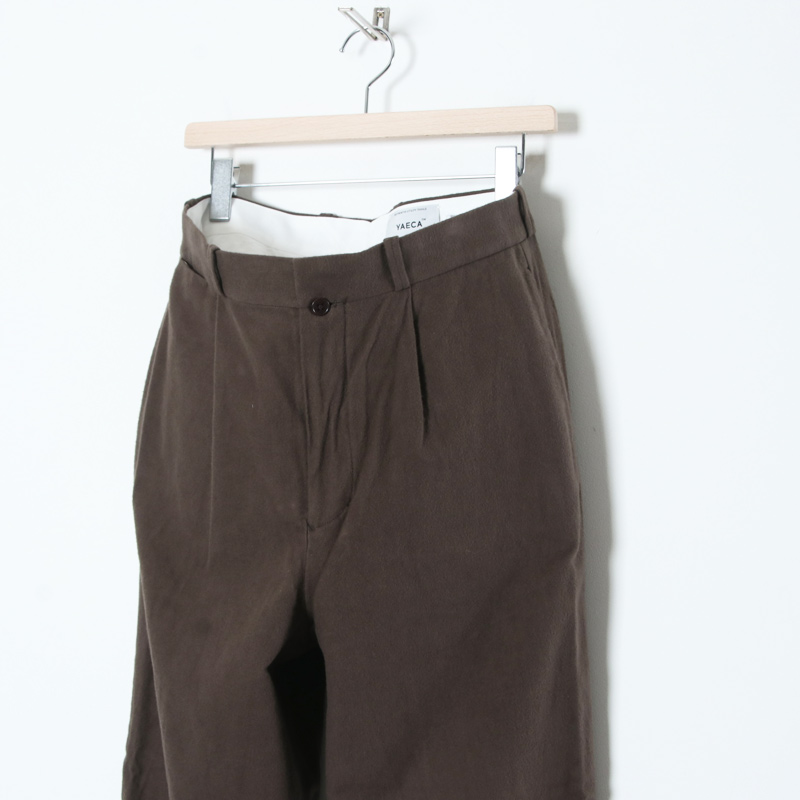 YAECA (ヤエカ) CHINO CLOTH PANTS TUCK TAPERED kusaki brown 